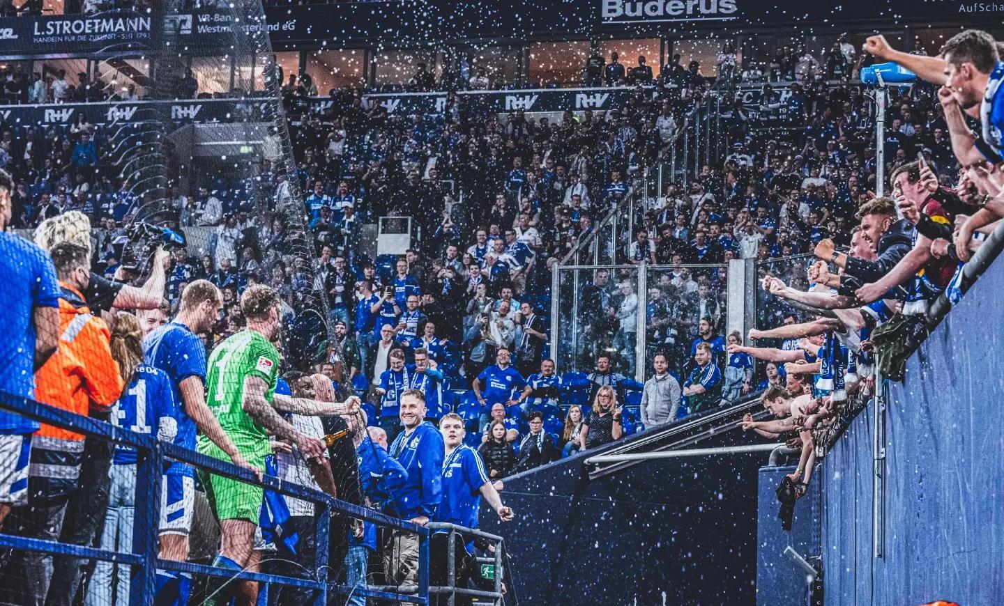 DB官网-世界足球队在赛场上展现出色实力